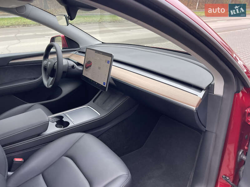 Позашляховик / Кросовер Tesla Model Y 2025 в Чернівцях