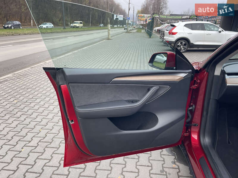 Позашляховик / Кросовер Tesla Model Y 2025 в Чернівцях