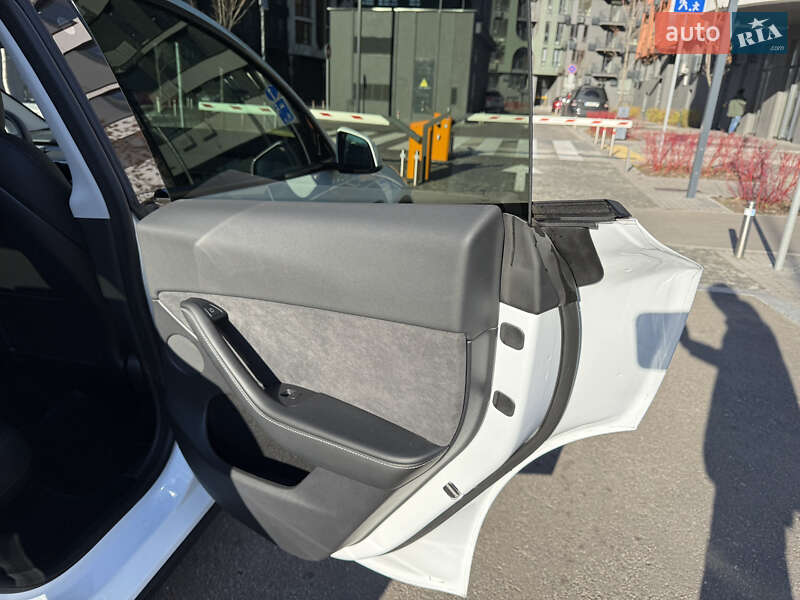 Внедорожник / Кроссовер Tesla Model Y 2023 в Киеве