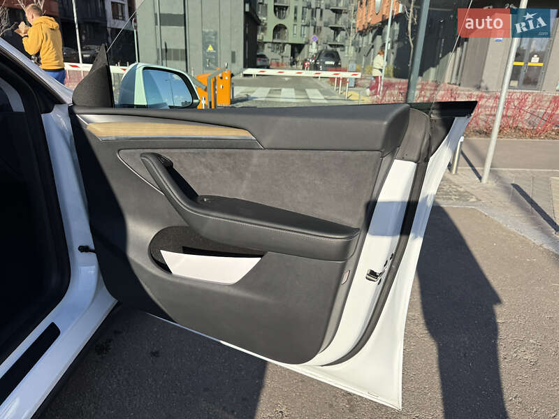 Внедорожник / Кроссовер Tesla Model Y 2023 в Киеве