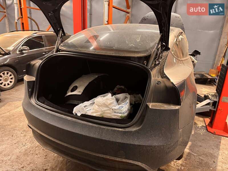 Внедорожник / Кроссовер Tesla Model Y 2024 в Киеве