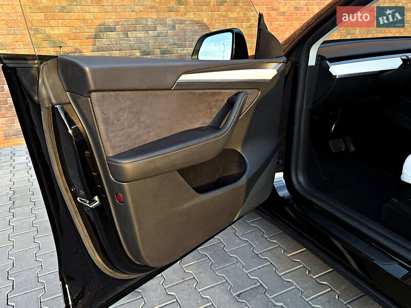 Внедорожник / Кроссовер Tesla Model Y 2024 в Черновцах