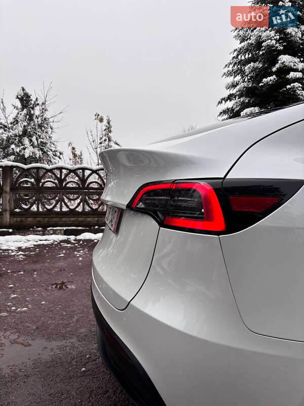 Позашляховик / Кросовер Tesla Model Y 2024 в Івано-Франківську