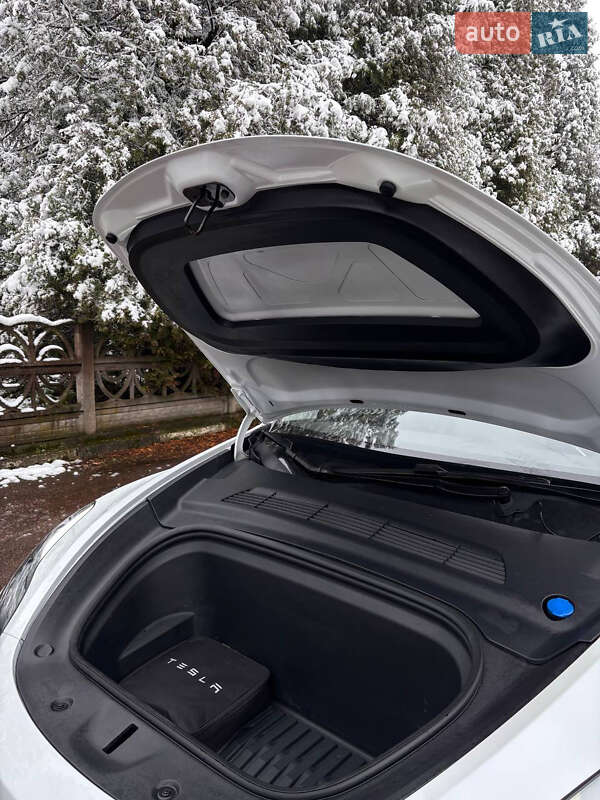 Позашляховик / Кросовер Tesla Model Y 2024 в Івано-Франківську