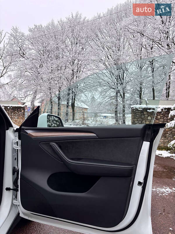 Позашляховик / Кросовер Tesla Model Y 2024 в Івано-Франківську