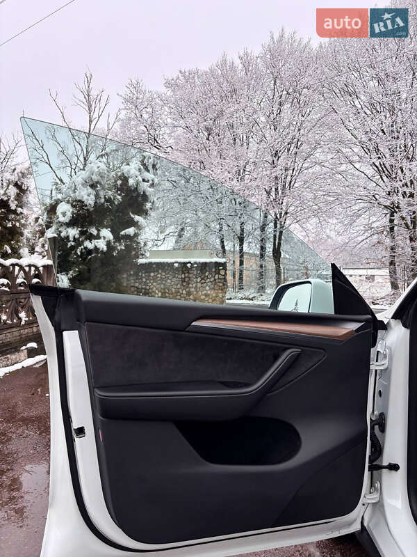 Позашляховик / Кросовер Tesla Model Y 2024 в Івано-Франківську