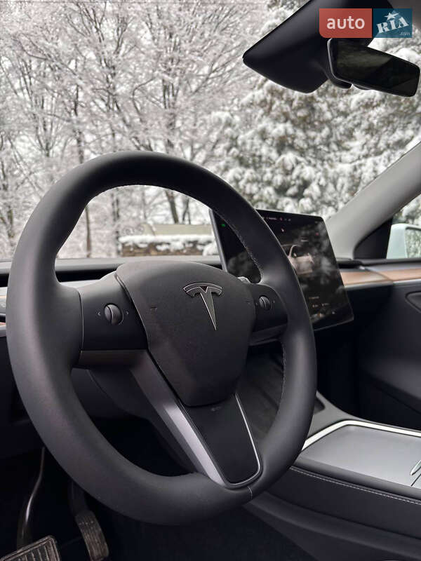 Позашляховик / Кросовер Tesla Model Y 2024 в Івано-Франківську