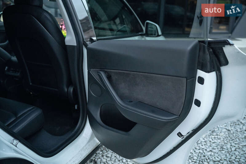 Внедорожник / Кроссовер Tesla Model Y 2021 в Черновцах