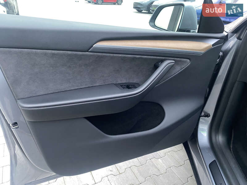 Внедорожник / Кроссовер Tesla Model Y 2025 в Киеве