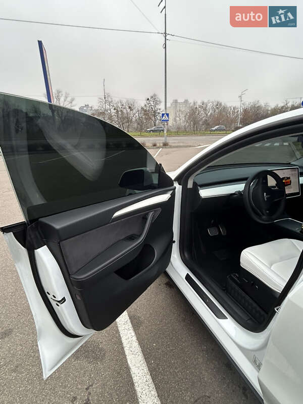 Внедорожник / Кроссовер Tesla Model Y 2025 в Киеве