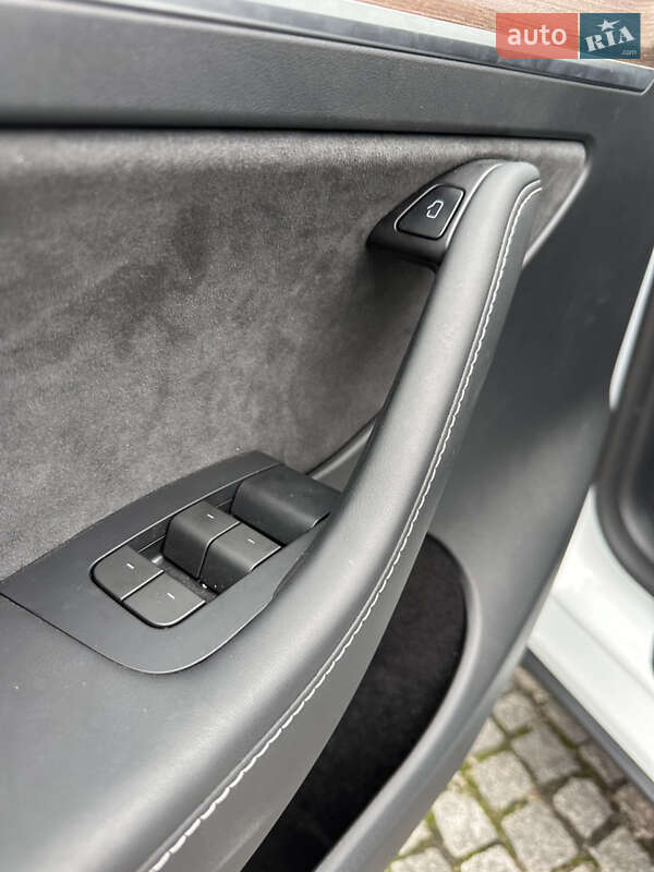 Позашляховик / Кросовер Tesla Model Y 2024 в Дніпрі