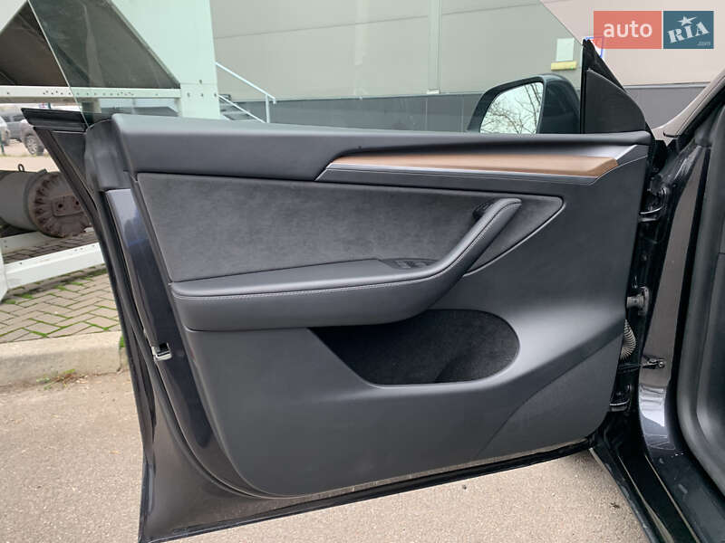 Внедорожник / Кроссовер Tesla Model Y 2024 в Киеве