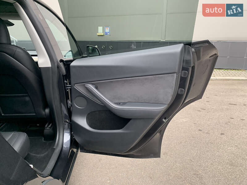 Внедорожник / Кроссовер Tesla Model Y 2024 в Киеве
