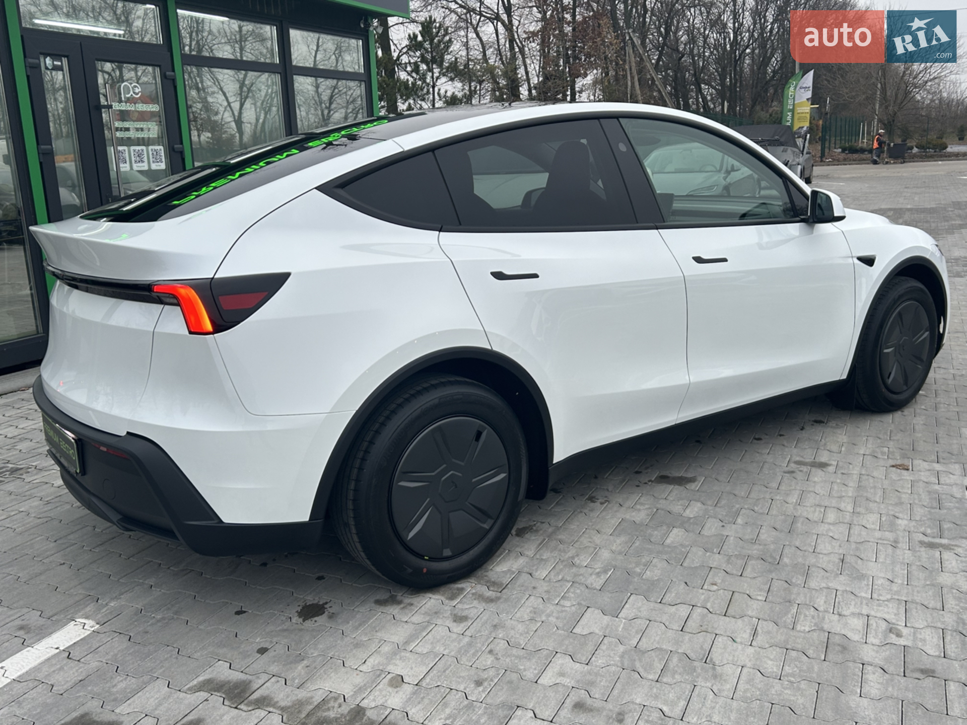 2025 Tesla Model Y - мініатюра 4