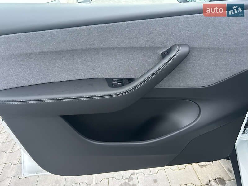 Внедорожник / Кроссовер Tesla Model Y 2025 в Киеве