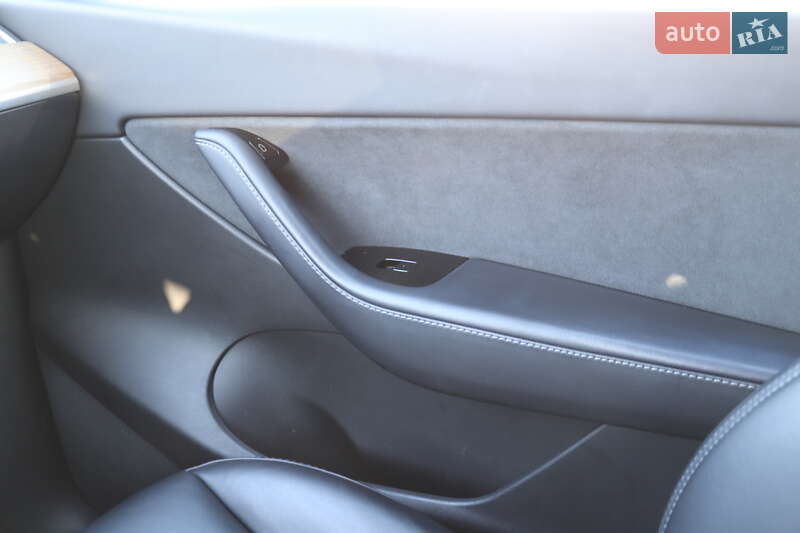 Внедорожник / Кроссовер Tesla Model Y 2020 в Киеве