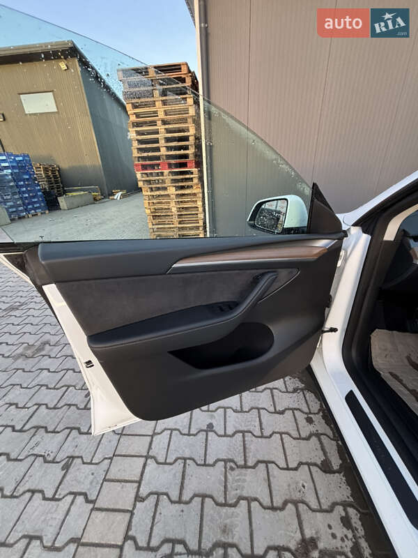 Внедорожник / Кроссовер Tesla Model Y 2023 в Тернополе