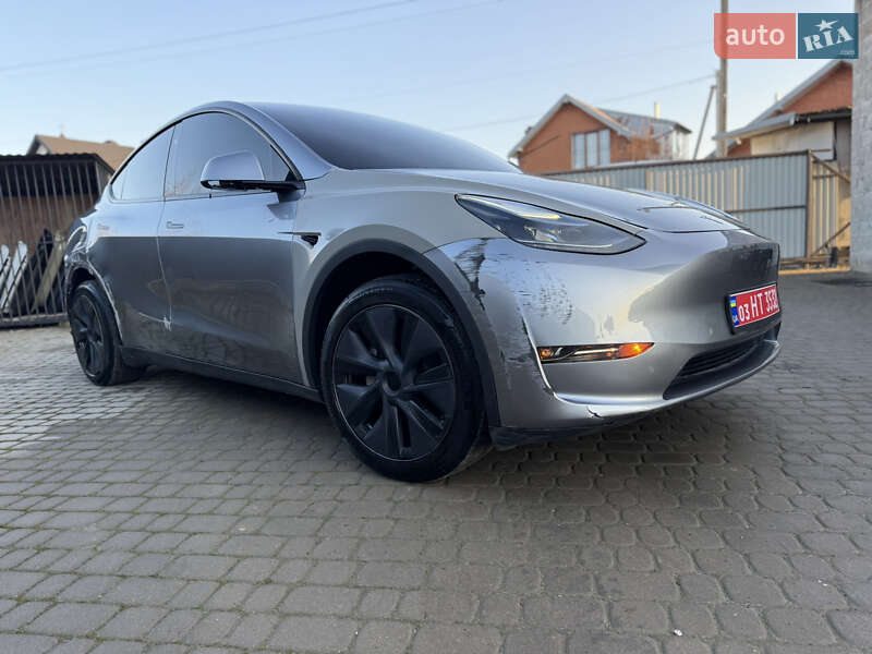 Tesla Model Y 2024