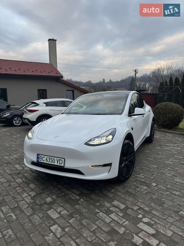 Tesla Model Y 2024