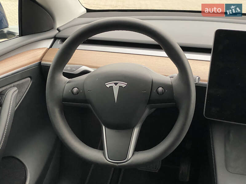 Внедорожник / Кроссовер Tesla Model Y 2024 в Киеве