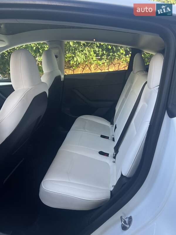 Внедорожник / Кроссовер Tesla Model Y 2023 в Черновцах