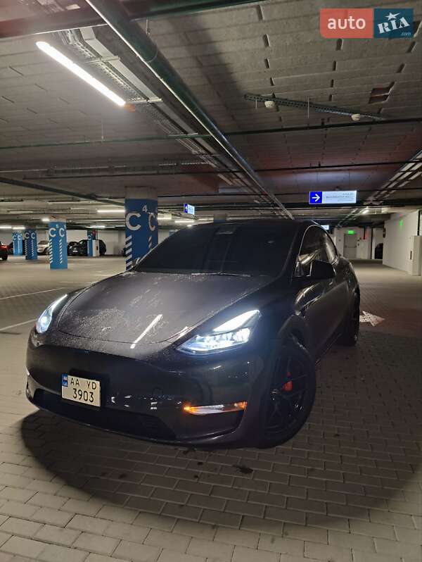 Tesla Model Y 2024