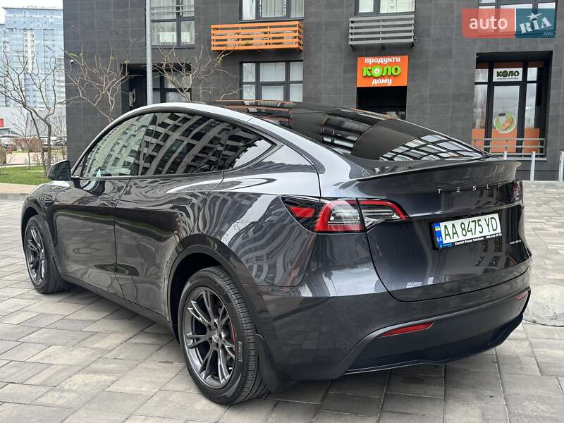 Tesla Model Y 2024