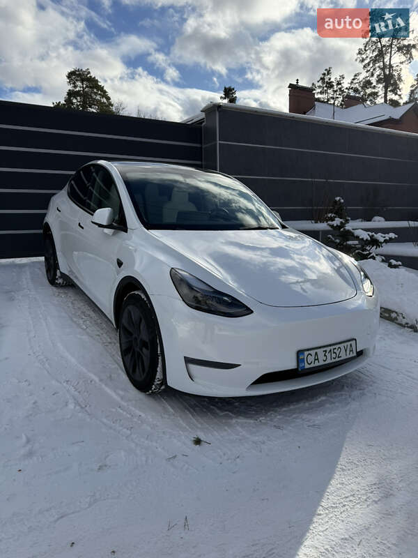 Tesla Model Y 2024
