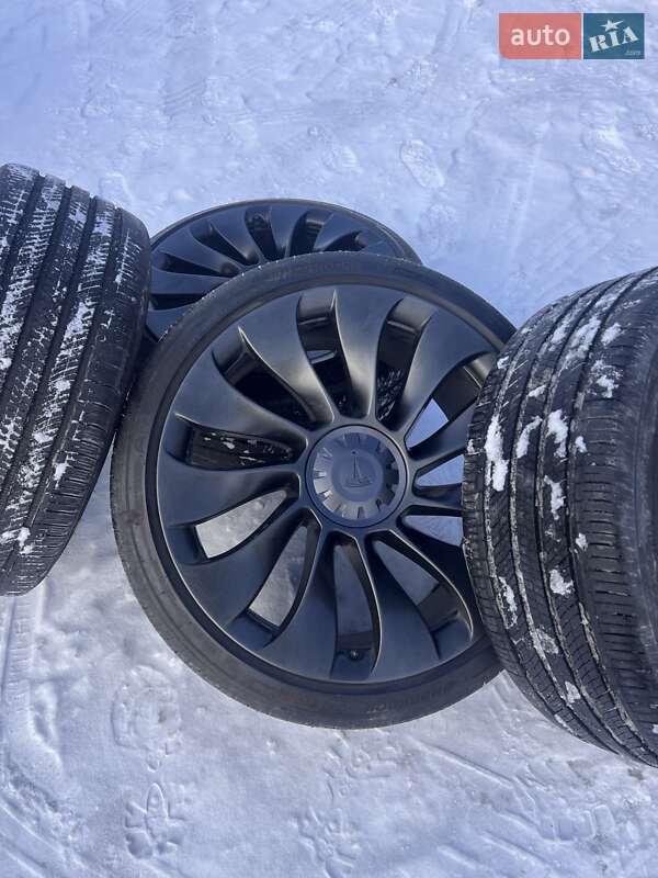 Позашляховик / Кросовер Tesla Model Y 2024 в Києві