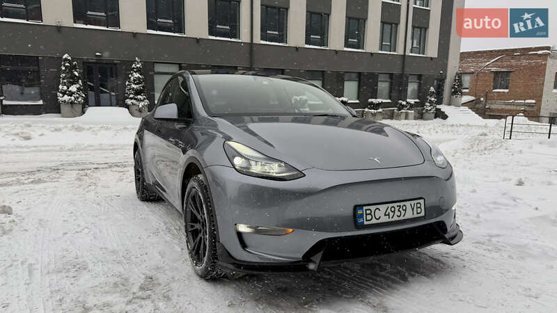 Tesla Model Y 2024