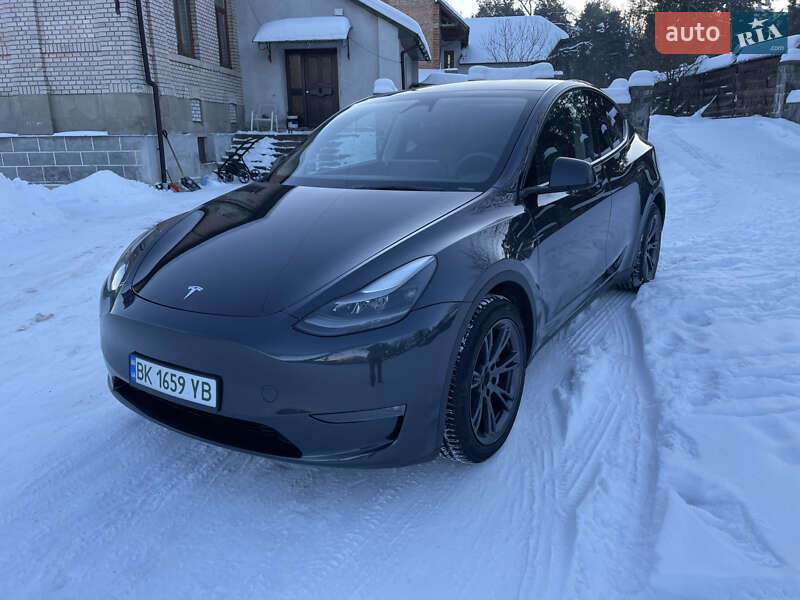Tesla Model Y 2024