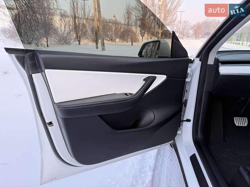 Позашляховик / Кросовер Tesla Model Y 2021 в Дніпрі