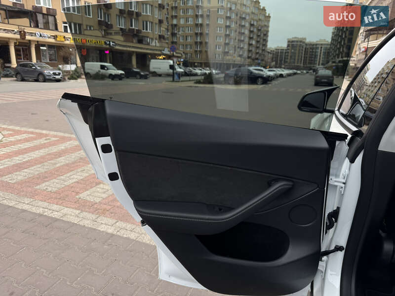 Внедорожник / Кроссовер Tesla Model Y 2024 в Киеве