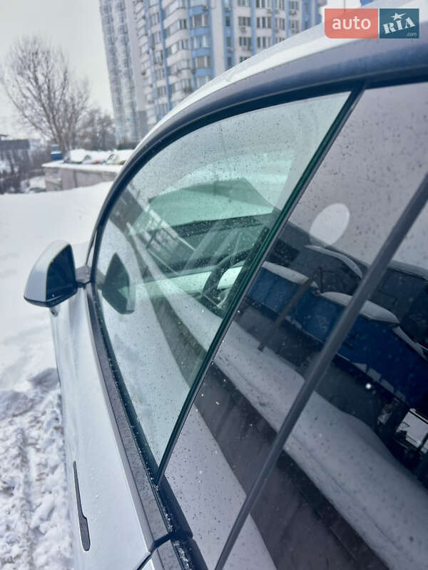 Внедорожник / Кроссовер Tesla Model Y 2023 в Киеве