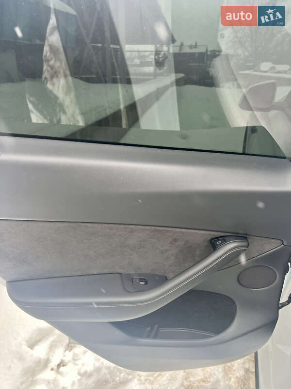 Внедорожник / Кроссовер Tesla Model Y 2023 в Киеве