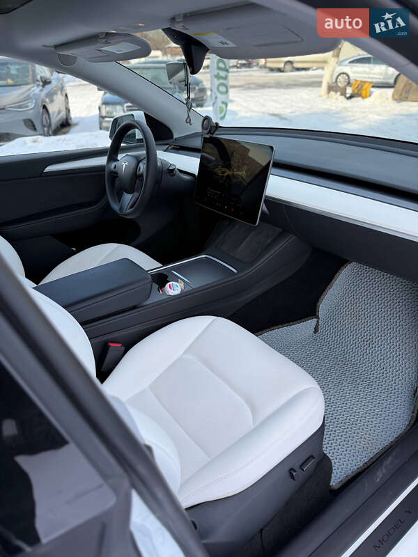 Позашляховик / Кросовер Tesla Model Y 2023 в Заставній фото 15 Позашляховик / Кросовер Tesla Model Y 2023 в Заставній