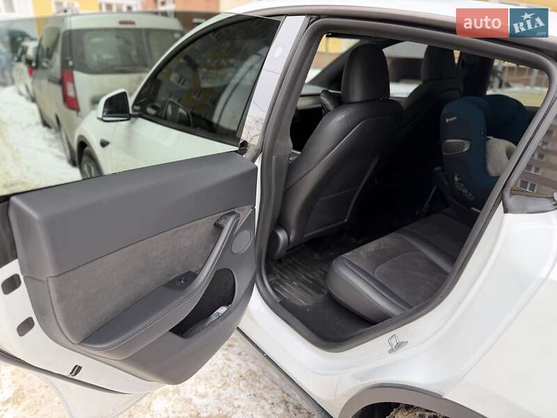 Внедорожник / Кроссовер Tesla Model Y 2024 в Киеве