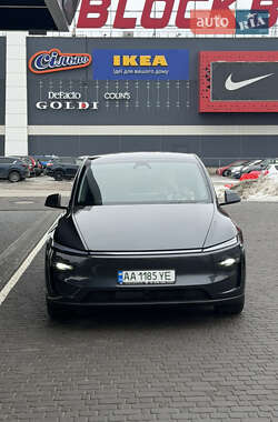 Внедорожник / Кроссовер Tesla Model Y 2025 в Киеве
