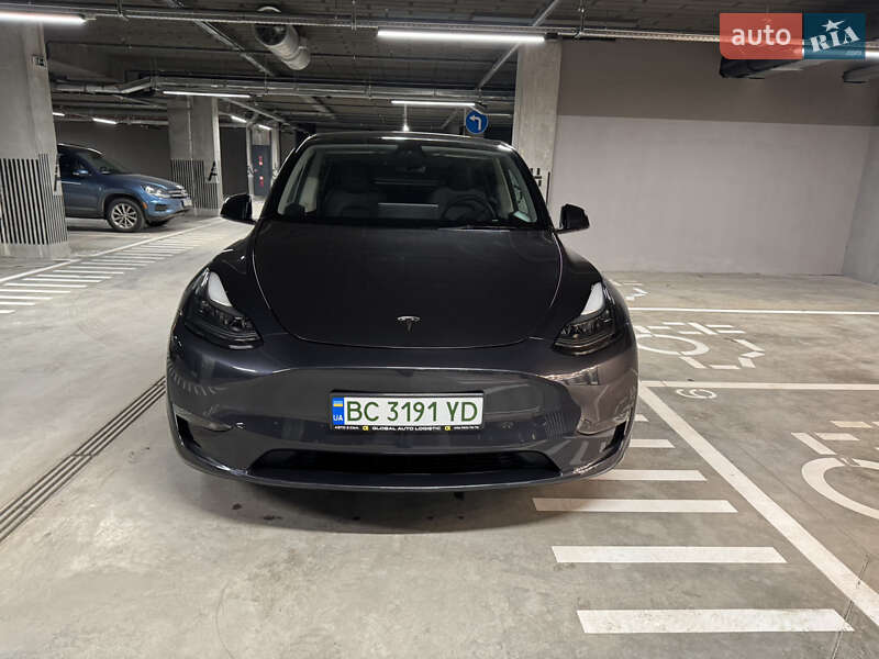 Tesla Model Y 2024