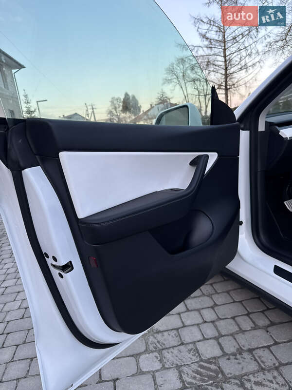 Позашляховик / Кросовер Tesla Model Y 2021 в Львові