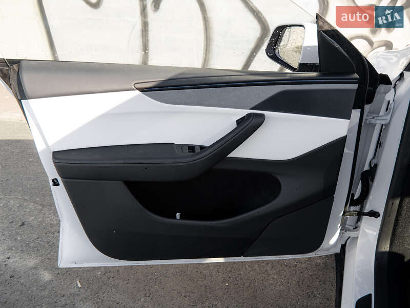 Внедорожник / Кроссовер Tesla Model Y 2025 в Львове