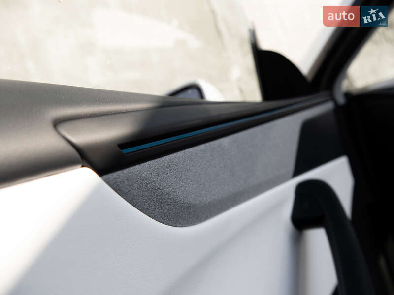 Внедорожник / Кроссовер Tesla Model Y 2025 в Львове