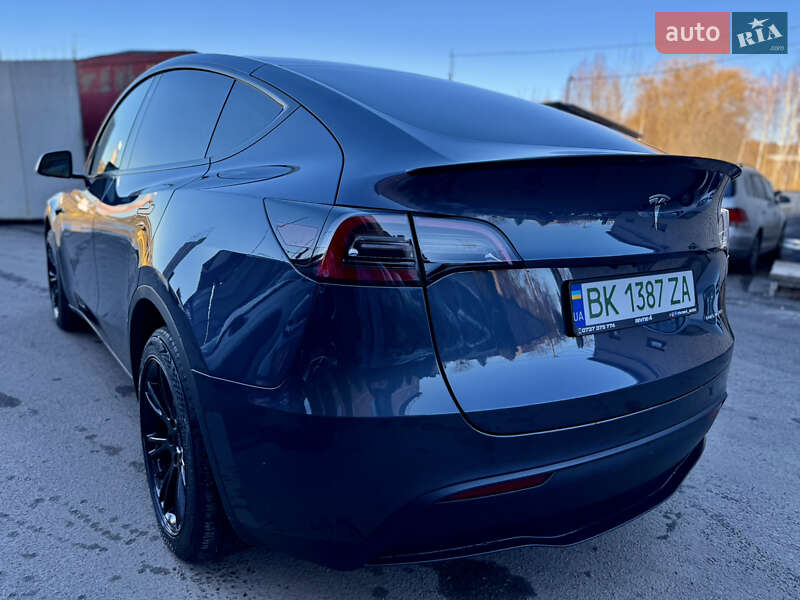 Внедорожник / Кроссовер Tesla Model Y 2023 в Ровно