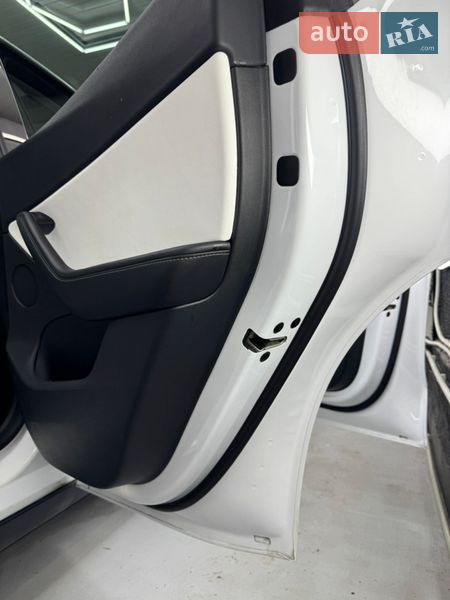 Позашляховик / Кросовер Tesla Model Y 2022 в Чернівцях