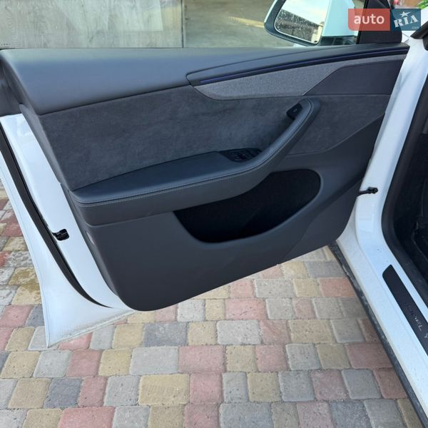 Внедорожник / Кроссовер Tesla Model Y 2025 в Львове