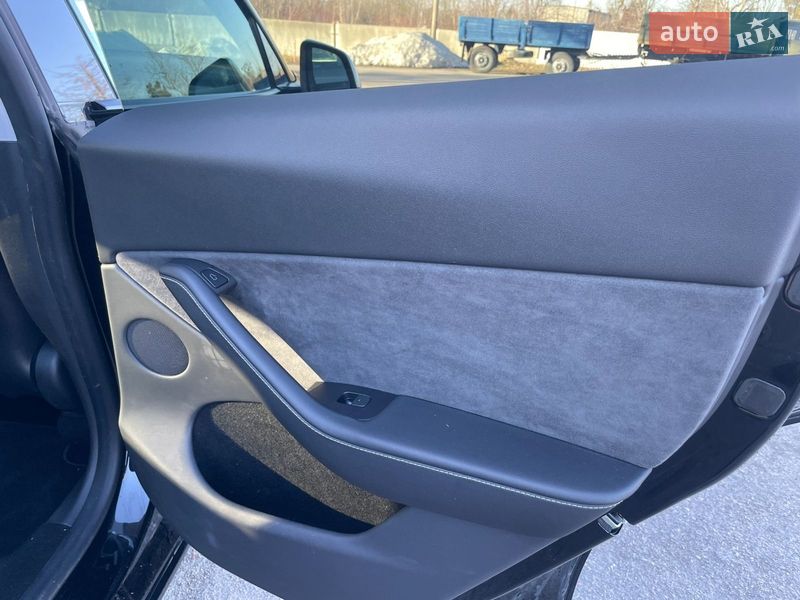 Позашляховик / Кросовер Tesla Model Y 2024 в Рівному