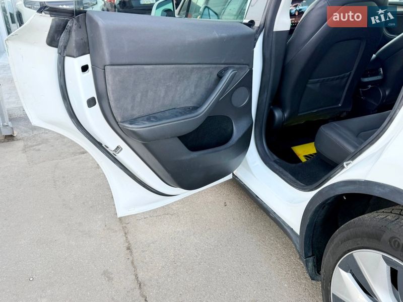 Внедорожник / Кроссовер Tesla Model Y 2023 в Киеве