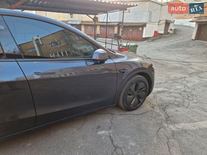 Внедорожник / Кроссовер Tesla Model Y 2025 в Киеве