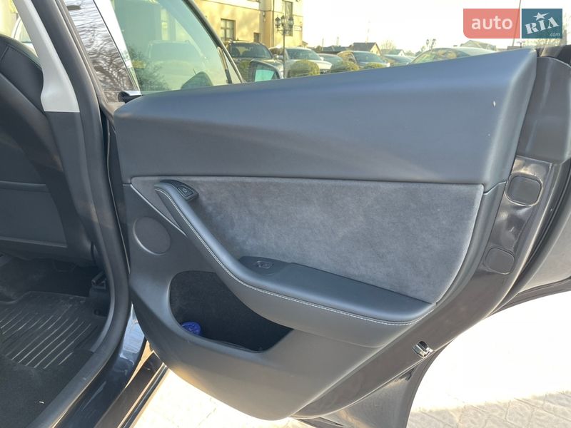 Внедорожник / Кроссовер Tesla Model Y 2024 в Стрые