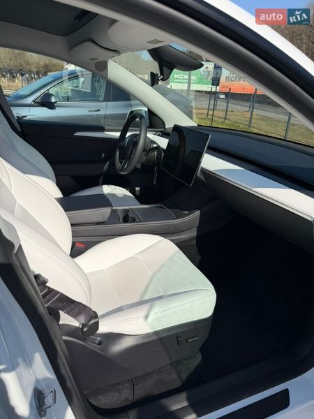 Внедорожник / Кроссовер Tesla Model Y 2024 в Ужгороде